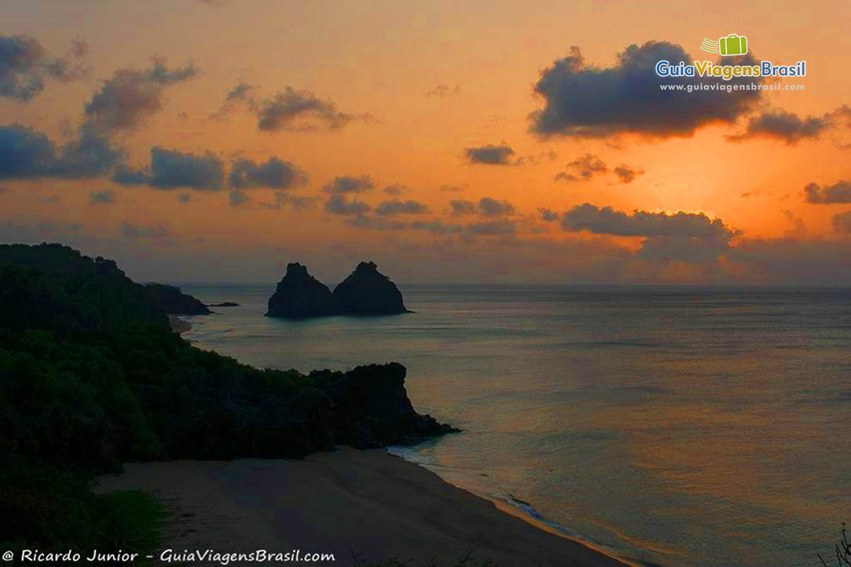 Imagem já do sol atrás das nuvens, um espetáculo maravilhoso, nas Praia do Boldro, em Fernando de Noronha, Pernambuco, Brasil.